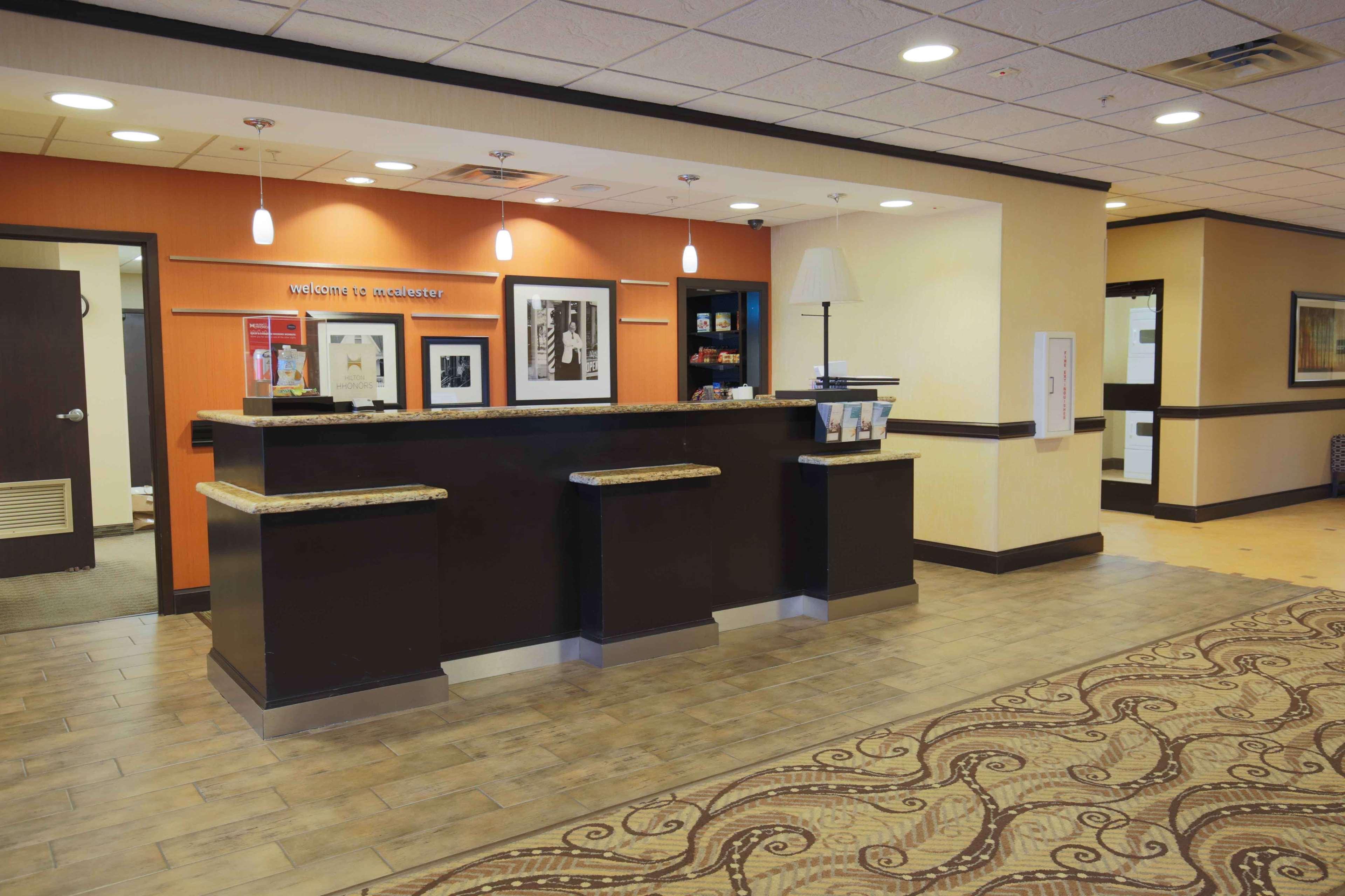Hampton Inn & Suites МакАлестър Екстериор снимка